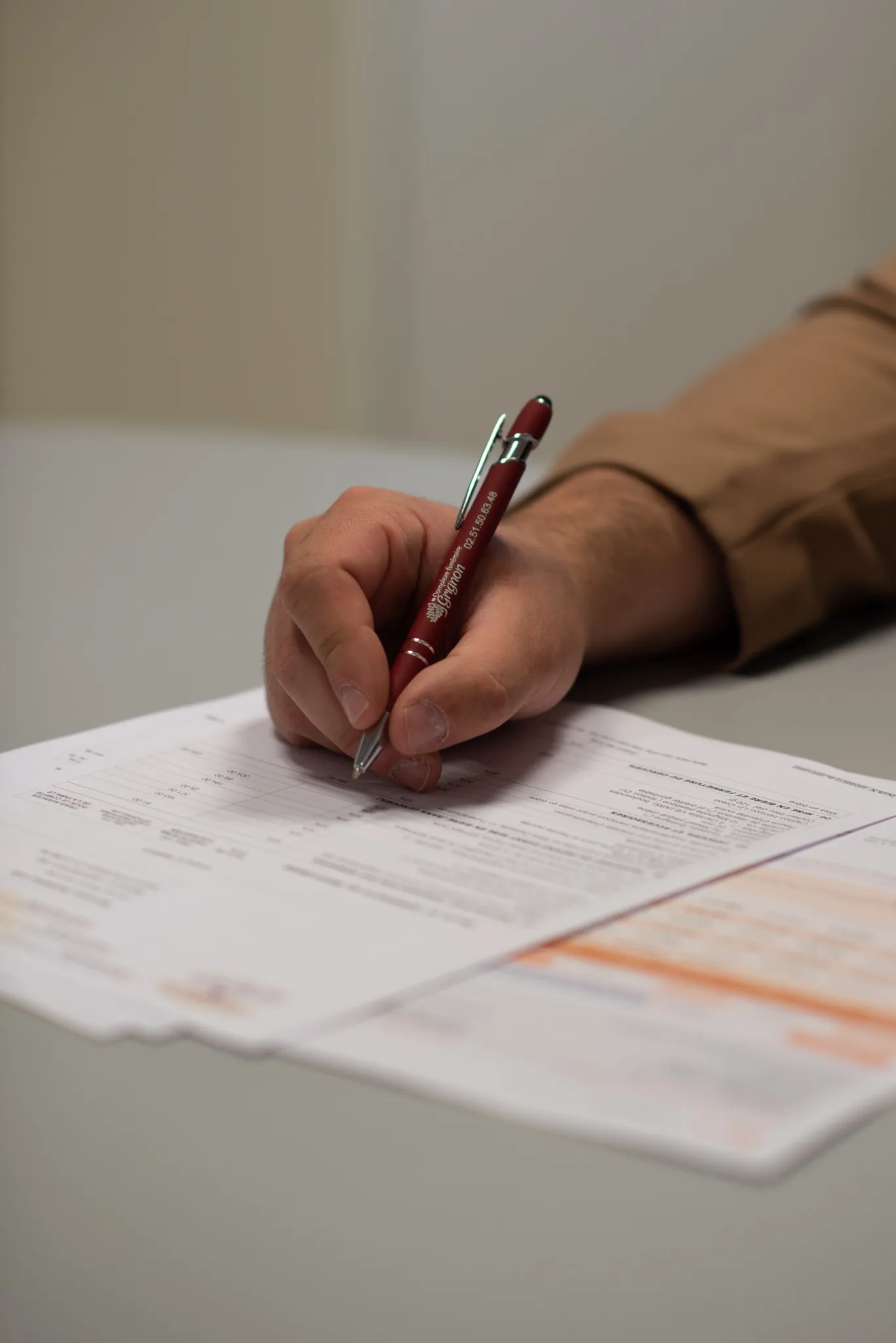 Signature d'un contrat d'obsèques avec un conseiller funéraire