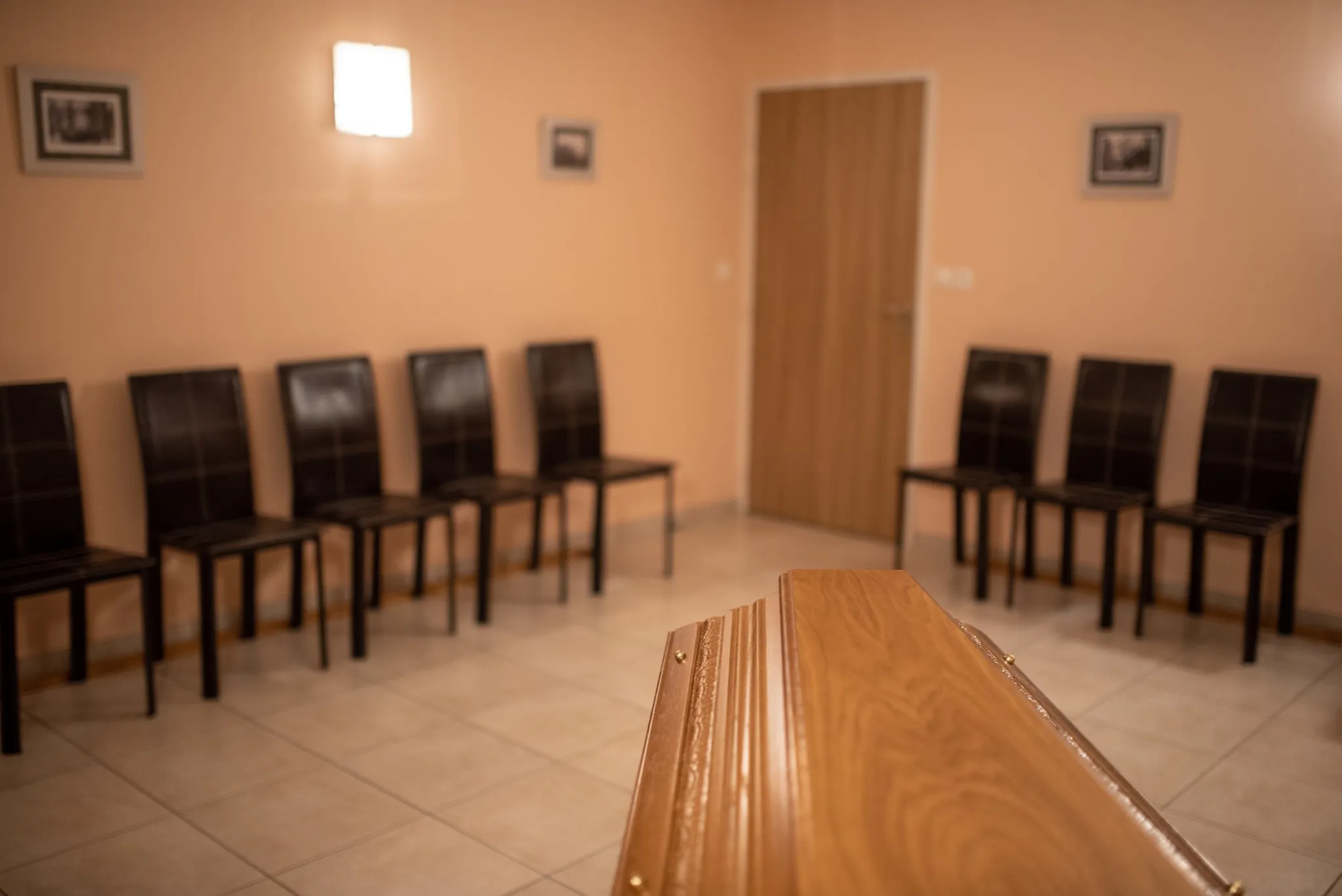 Salon de recueillement et chambre funéraire avec cercueil en bois