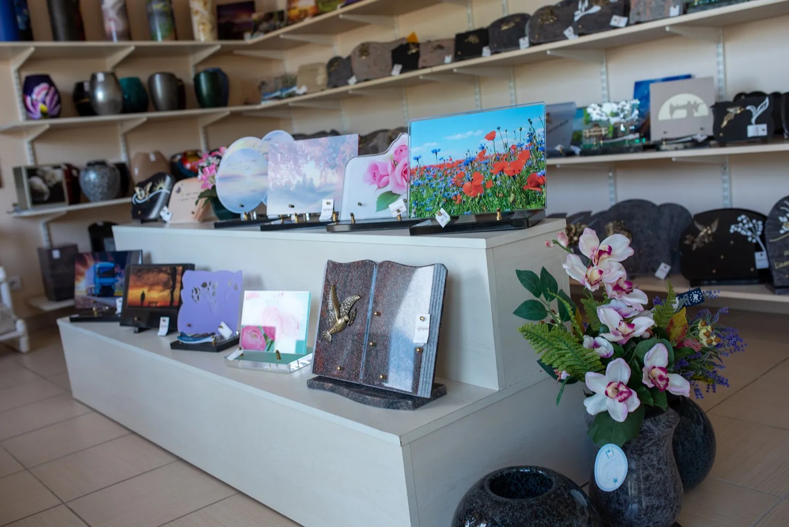 Exposition de plaques funéraire et de composition florales